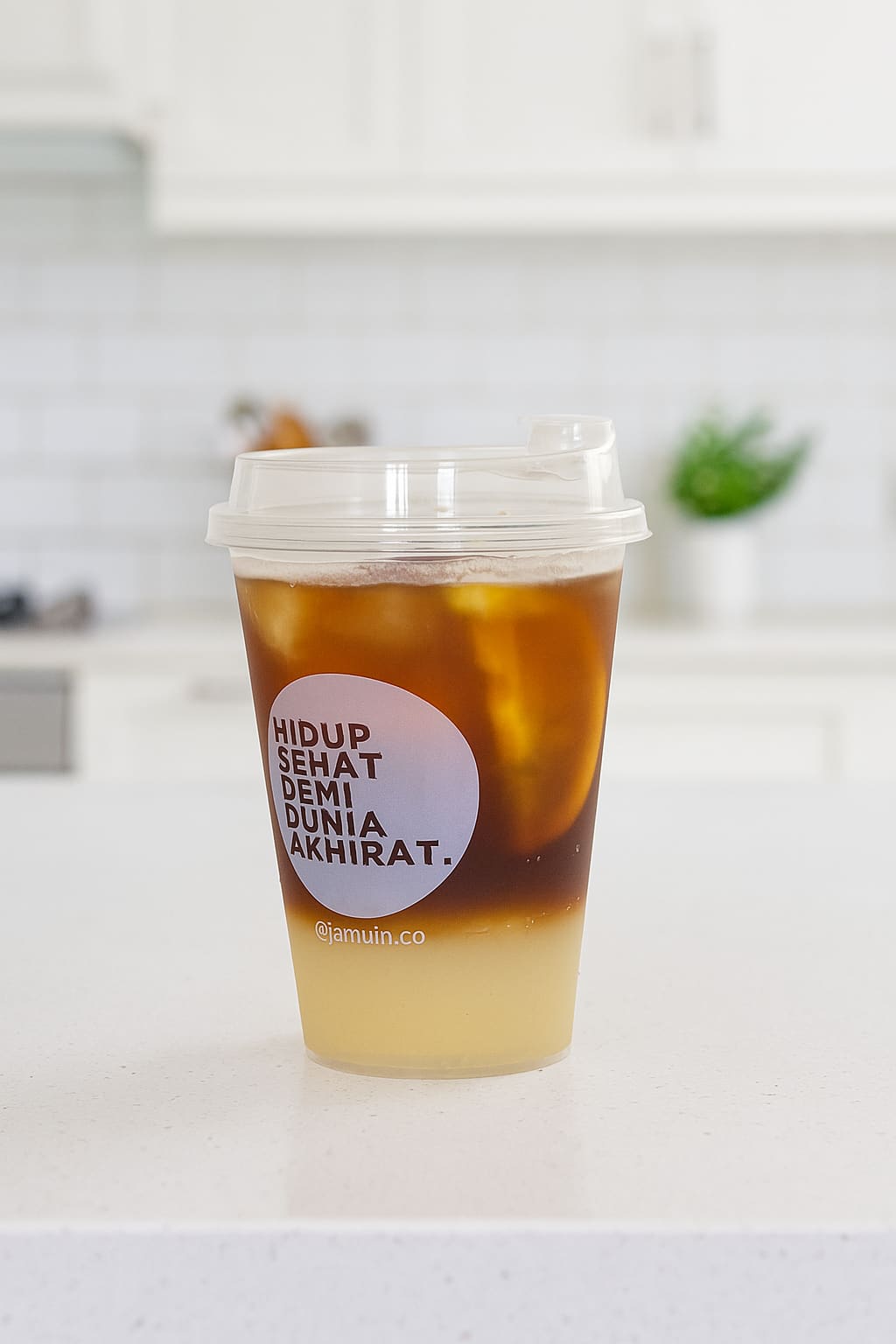 Segelas Americano Lemon Jamuin dengan irisan lemon di dalam kopi dingin