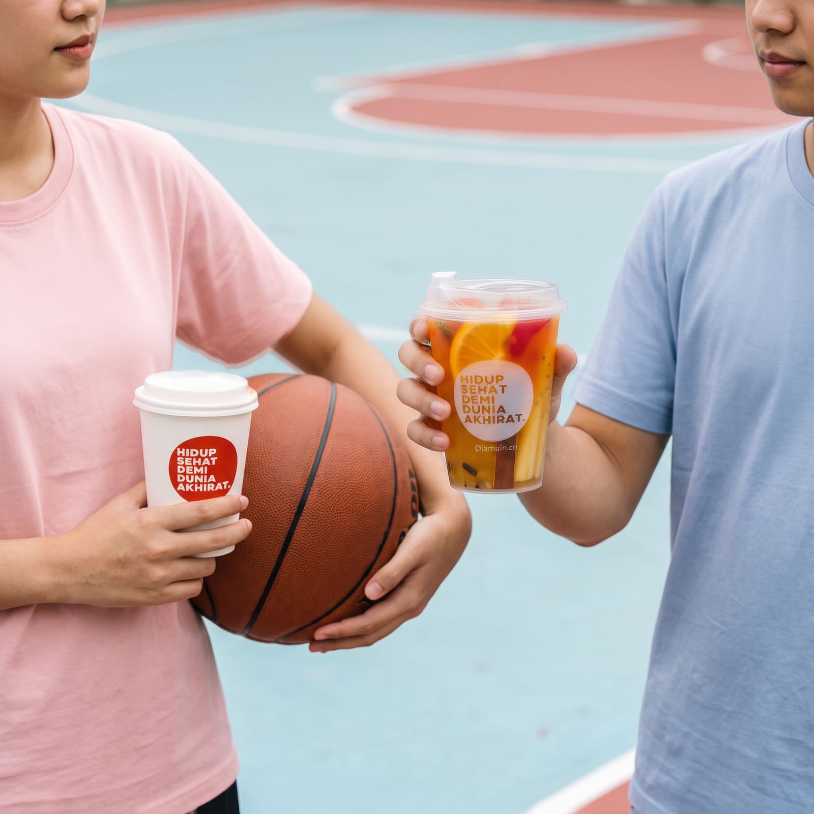 Dua anak muda memegang gelas Jamuin sambil bermain basket, mewakili gaya nongkrong sehat generasi muda