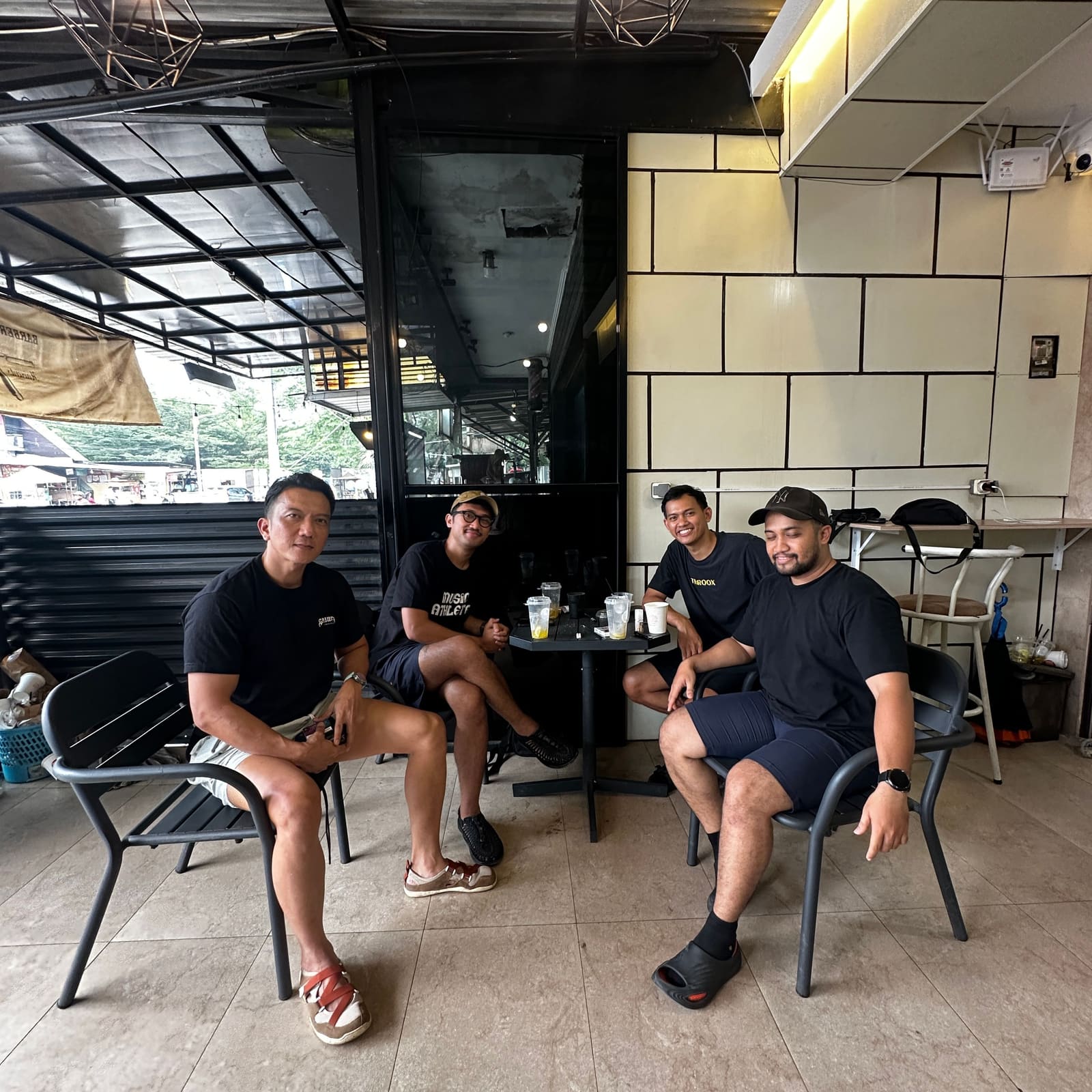 Tiga pelanggan duduk di booth gerai Jamuin sambil memegang minuman