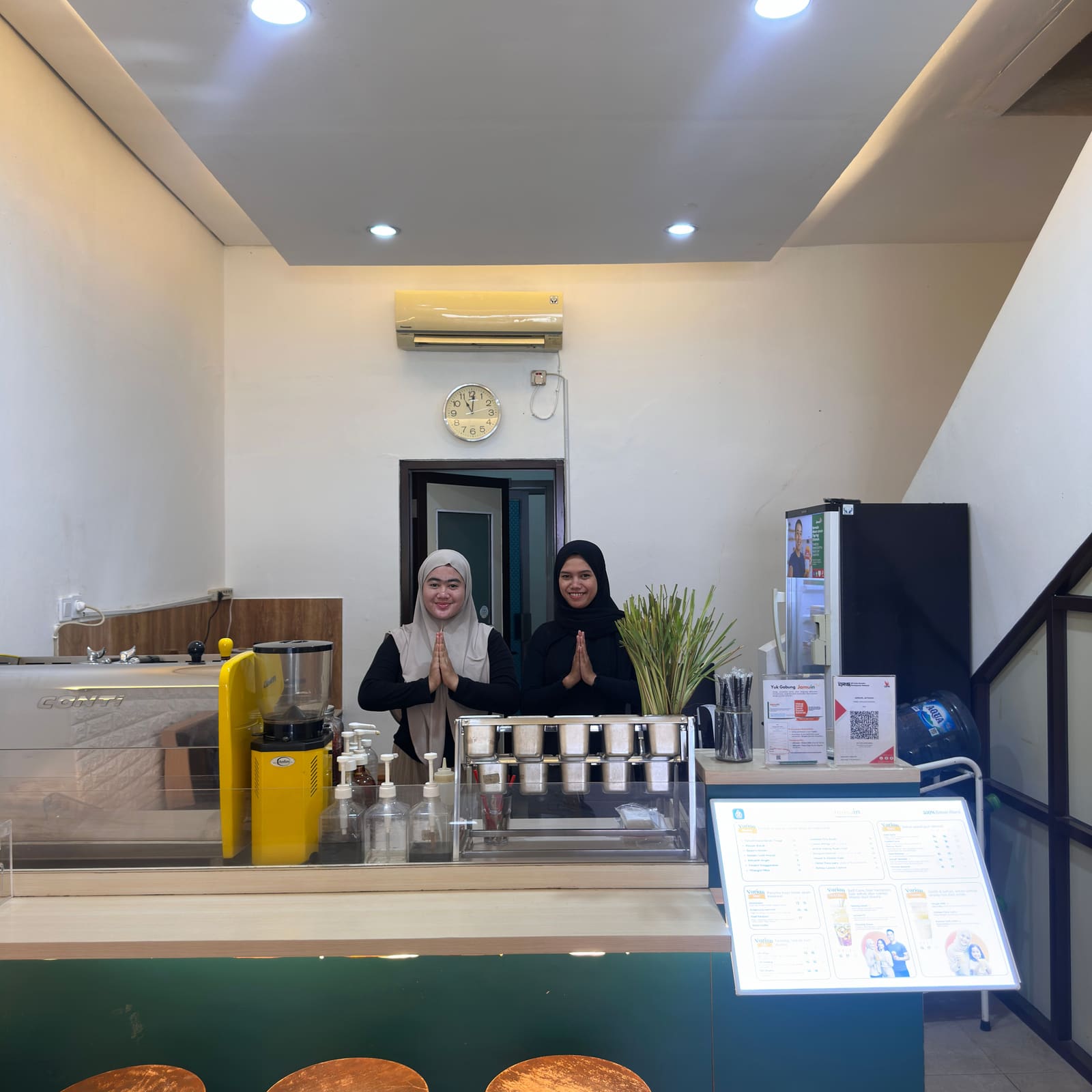 Sekelompok teman duduk santai menikmati minuman Jamuin di gerai