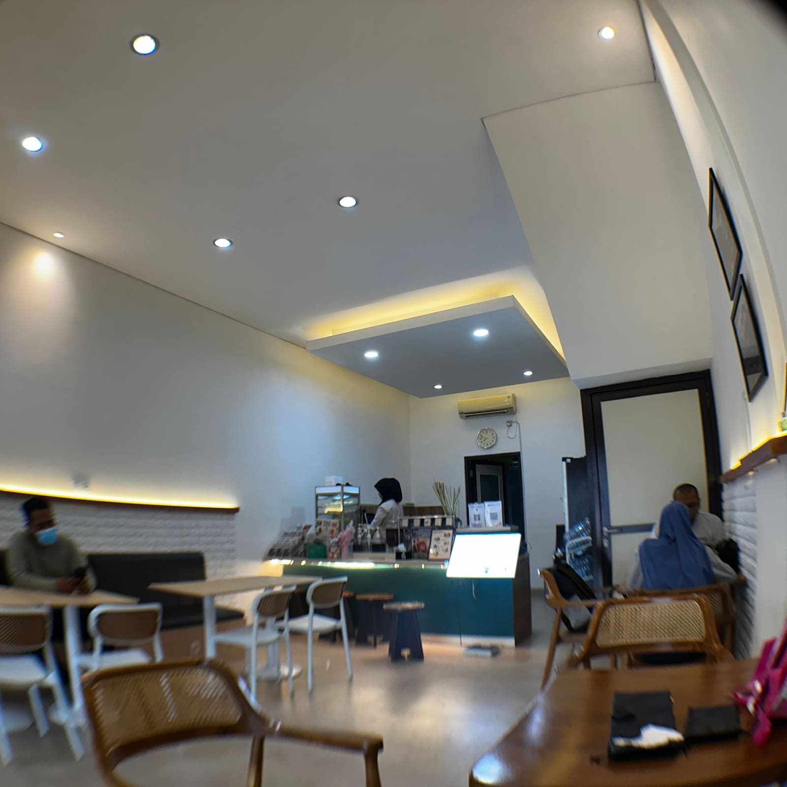 Suasana interior gerai Jamuin dengan meja, kursi, dan area kasir