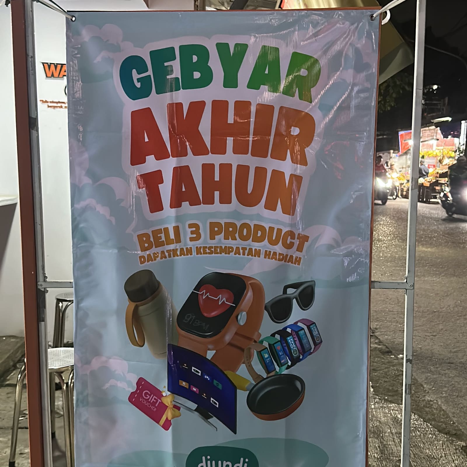 Spanduk promo Gebyar Akhir Tahun Jamuin terpasang di depan gerai