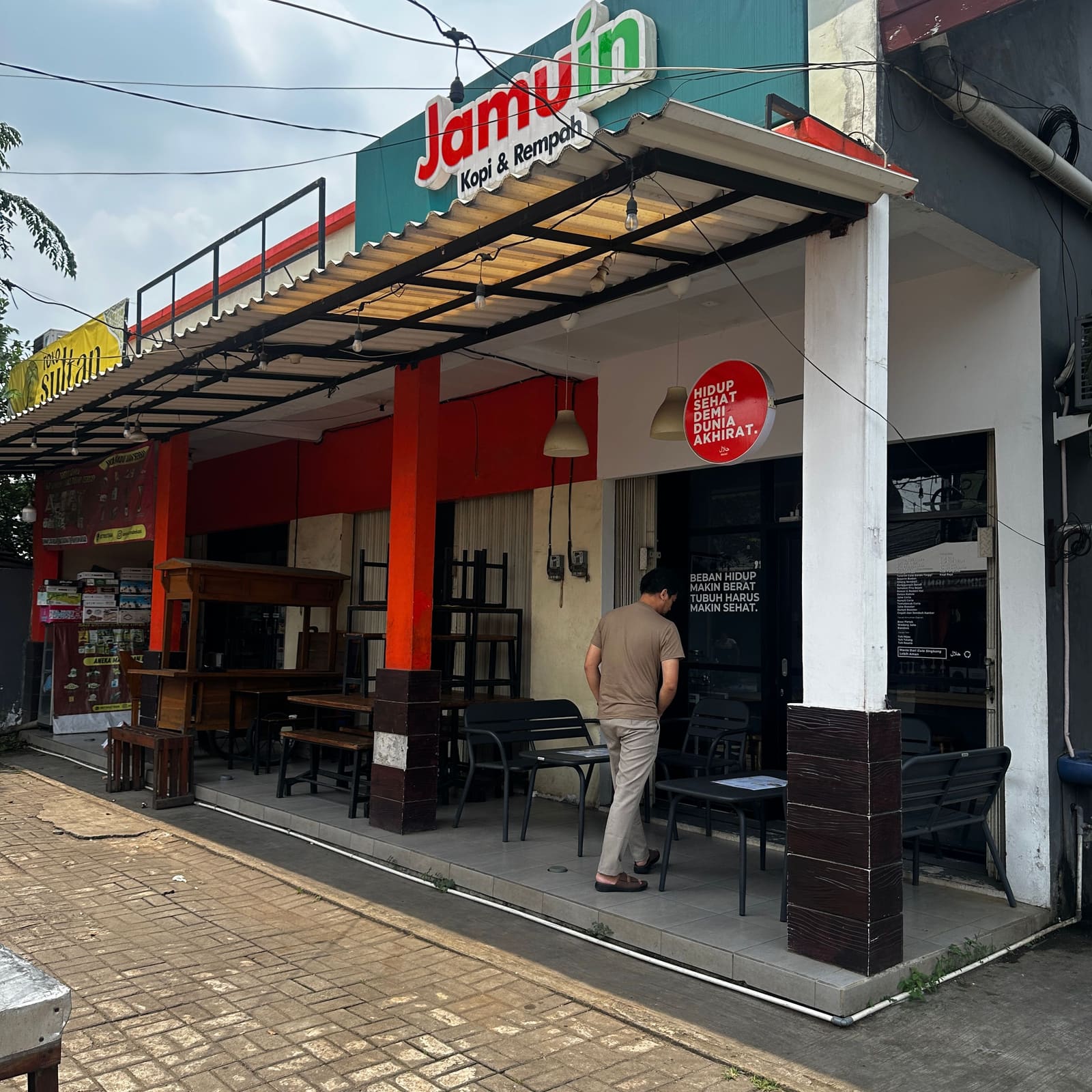 Tampak depan gerai Jamuin dengan logo dan pelanggan berjalan masuk