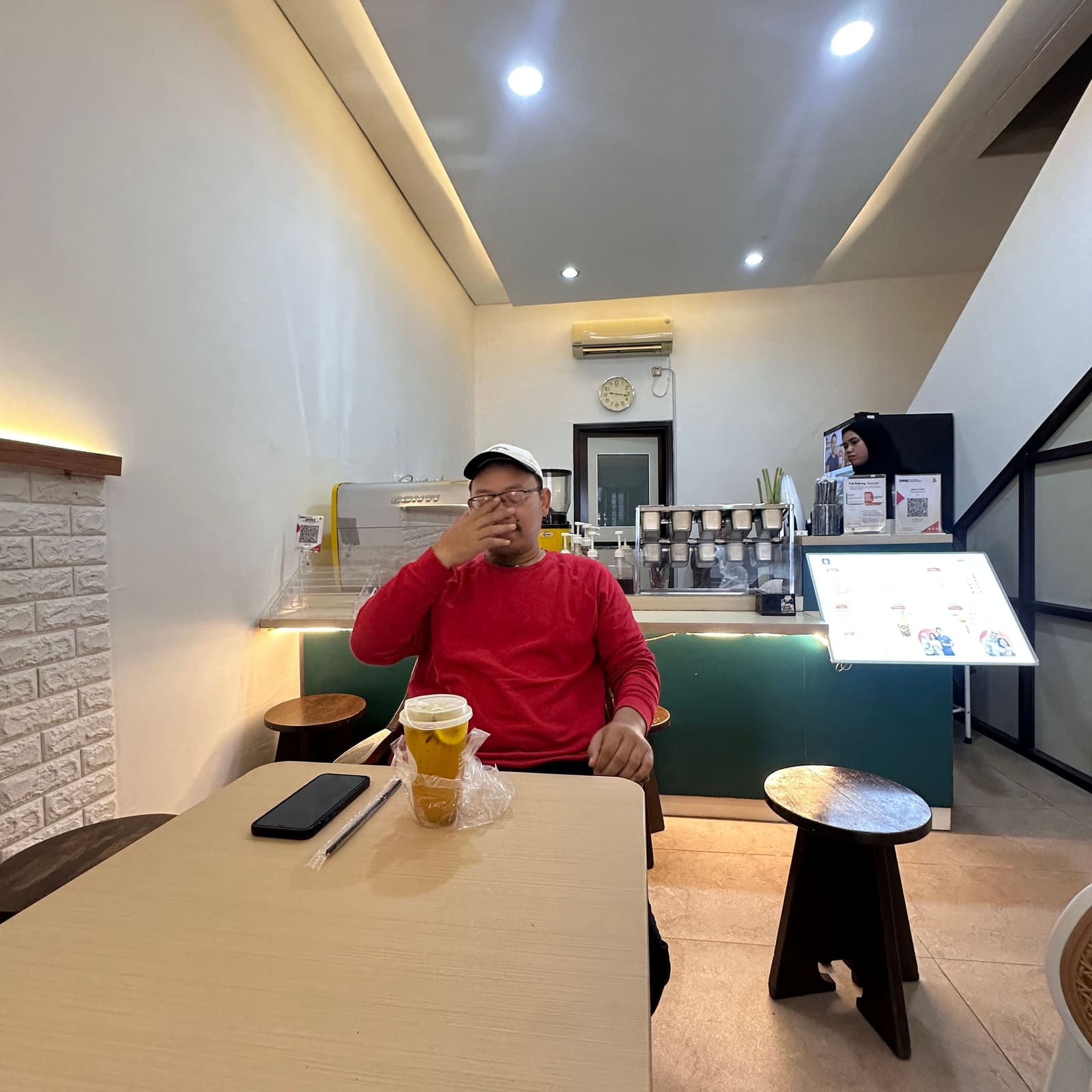 Barista Jamuin menyiapkan pesanan di balik meja counter