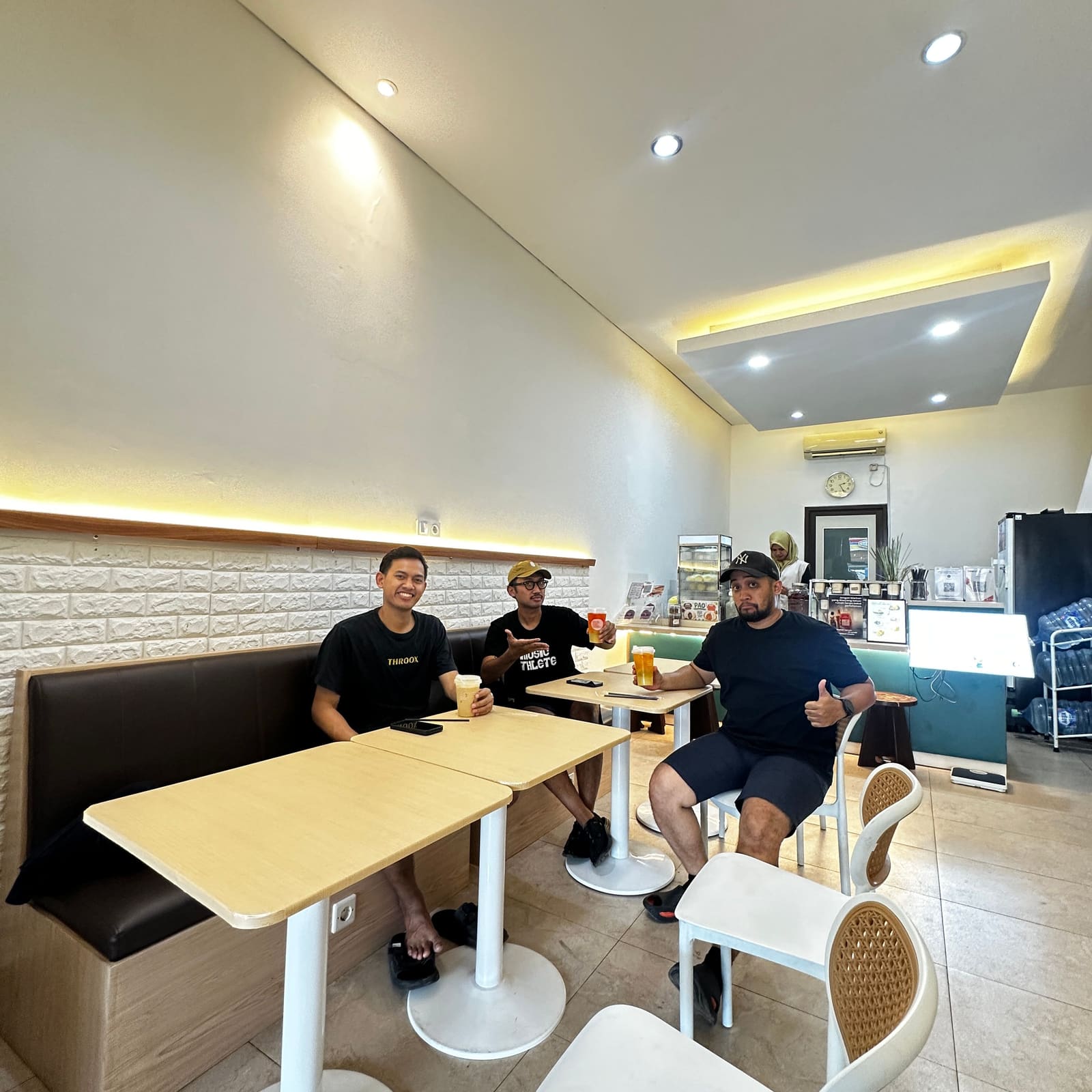 Dua barista Jamuin tersenyum di balik counter gerai