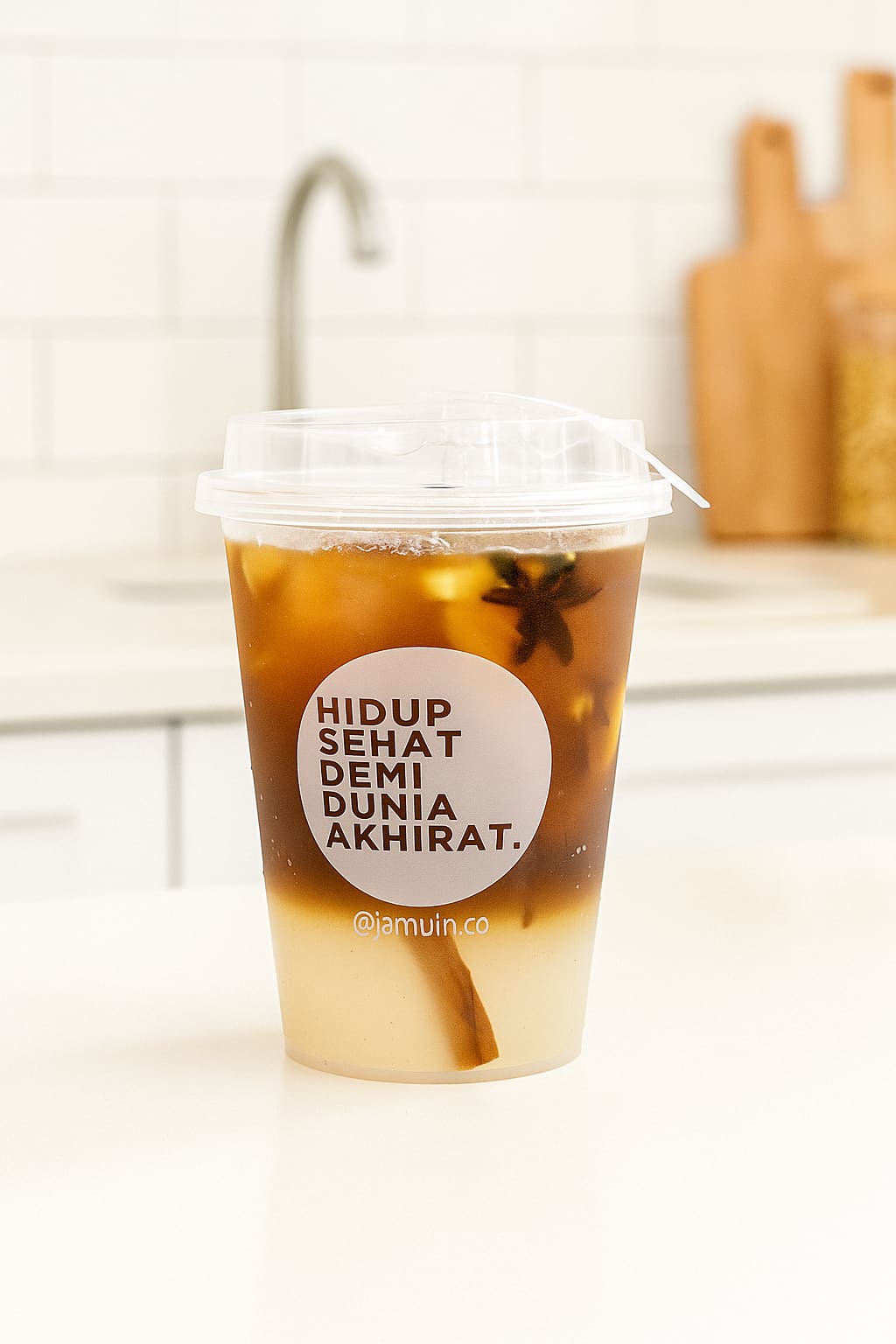 Segelas Kopi Kerajaan Jamuin di atas meja marmer putih