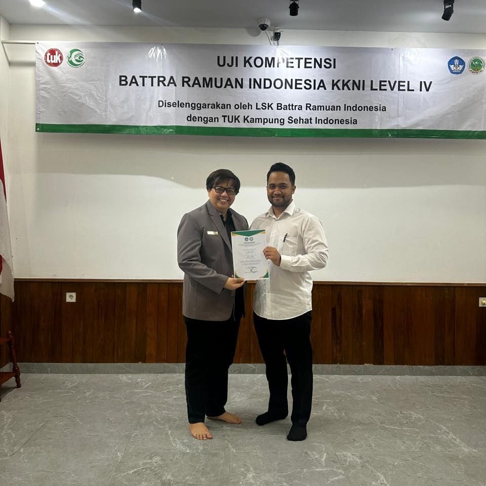 Perwakilan Jamuin menerima sertifikat Uji Kompetensi Battra Ramuan Indonesia KKNI Level IV